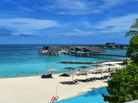 发呆、摆烂、随遇而安，去看最美的玻璃海| 马尔代夫瑞吉度假酒店(上篇)
