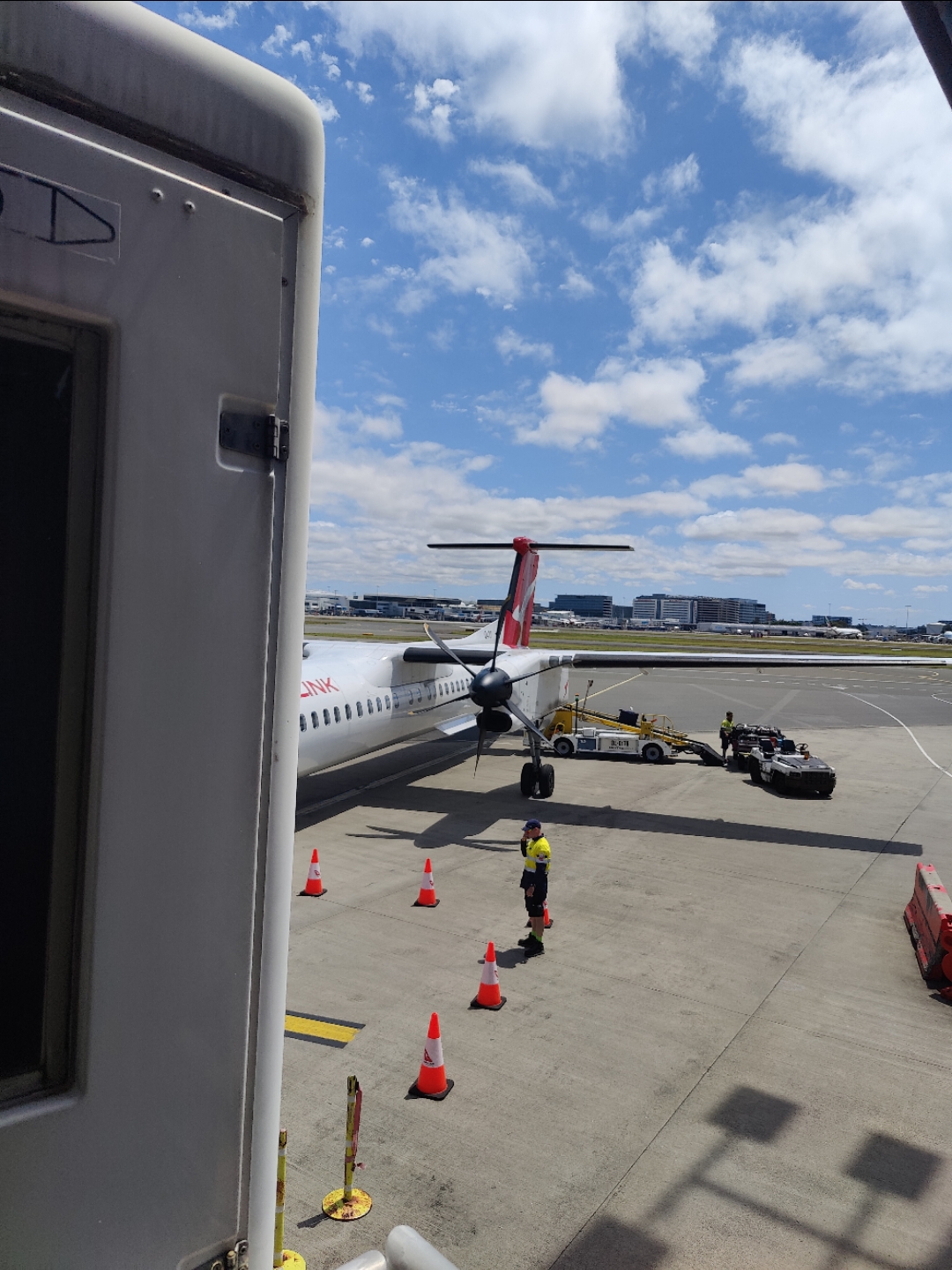 QF1437 SYD-CBR
״