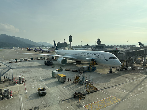 离家回加 CX826 香港 - 多伦多航班体验打卡运通，大通蓝宝石贵宾室以及天际走廊