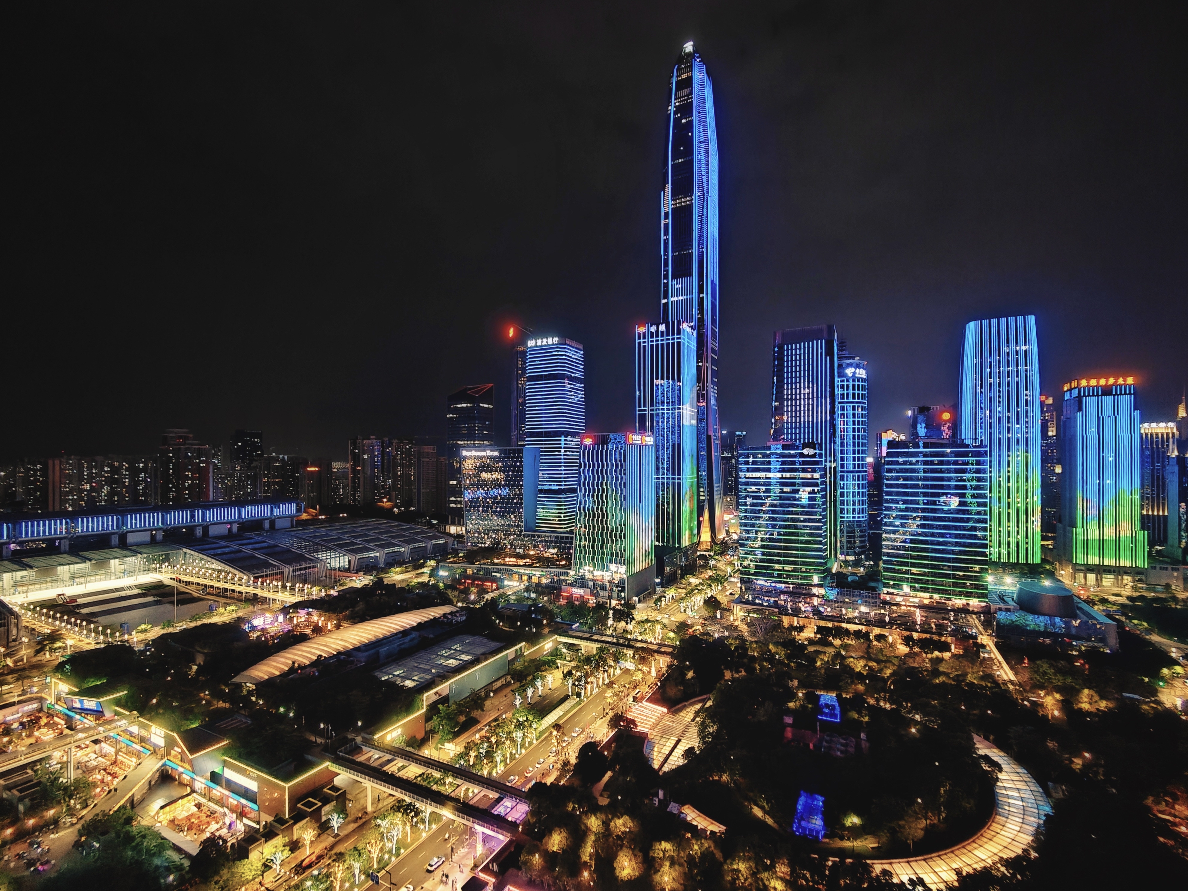 在深圳c位看灯光秀险炸机,五一体验大中华喜来登商务套