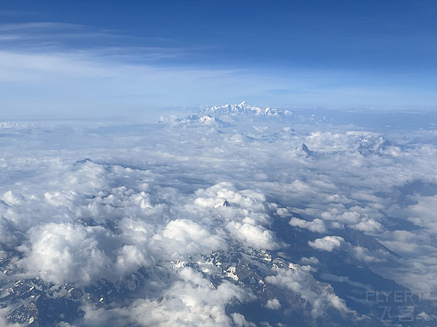 与雪山来一场邂逅｜成都天府 - 稻城亚丁，国内最高民航机场公务舱飞行体验