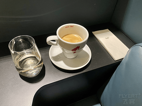芬航AY1472经济舱｜VIE-HEL维也纳-赫尔辛基，令人印象深刻的新休息室Vienna lounge
