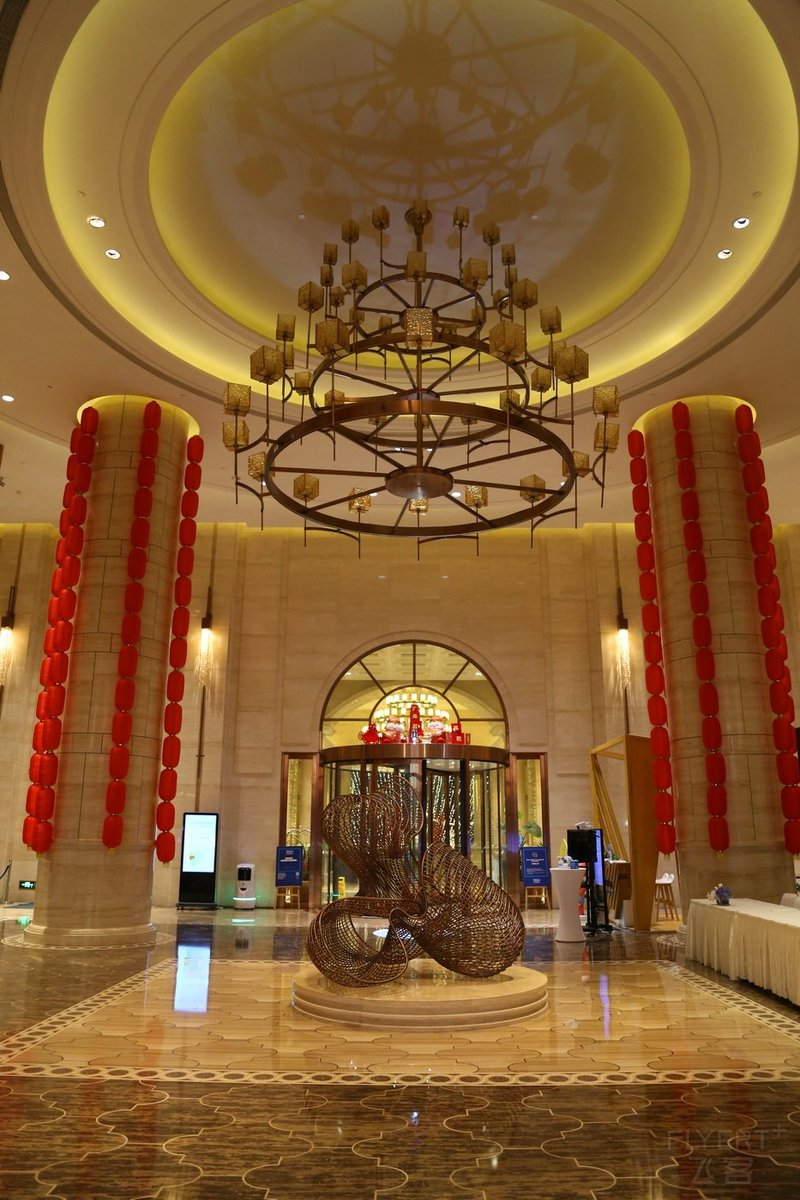 Yuxi--Hilton Fuxian Lake Resort Lobby (15).JPG