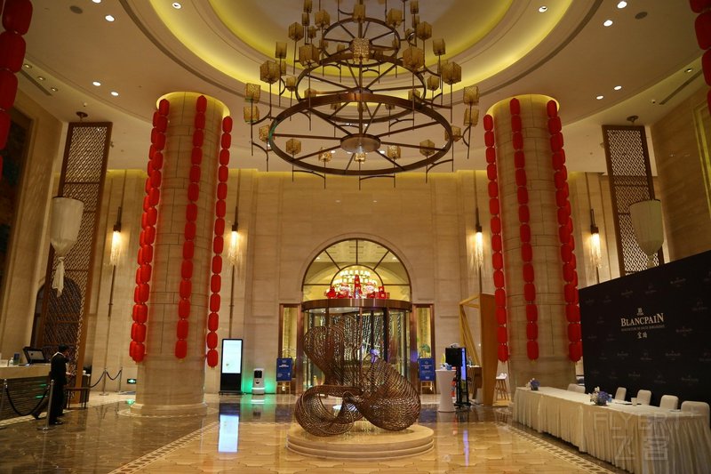 Yuxi--Hilton Fuxian Lake Resort Lobby (16).JPG