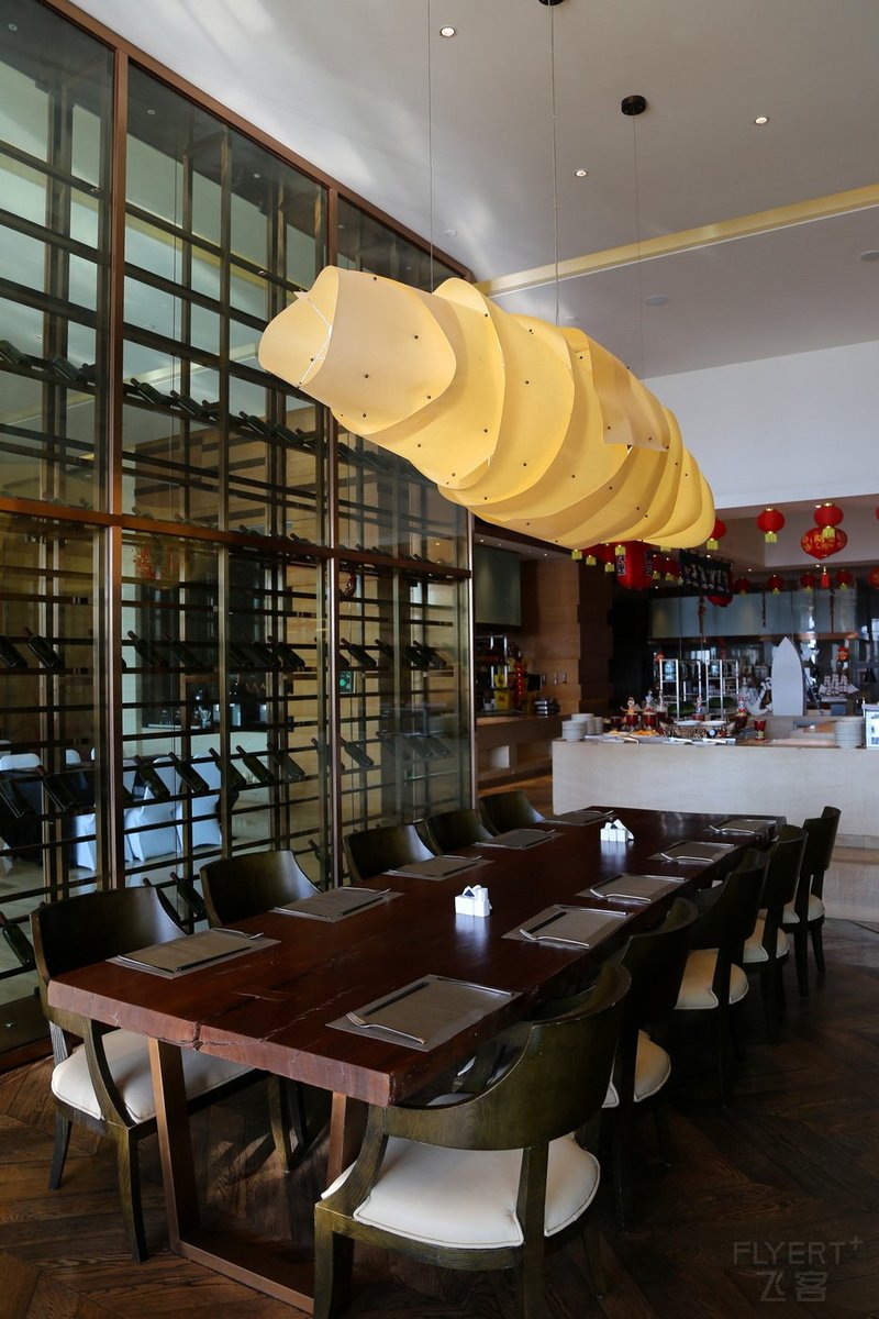 Yuxi--Hilton Fuxian Lake Resort Restaurant (1).JPG