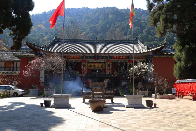 Kunming--West Mountain and Dianchi Lake Huating Temple (3).JPG
