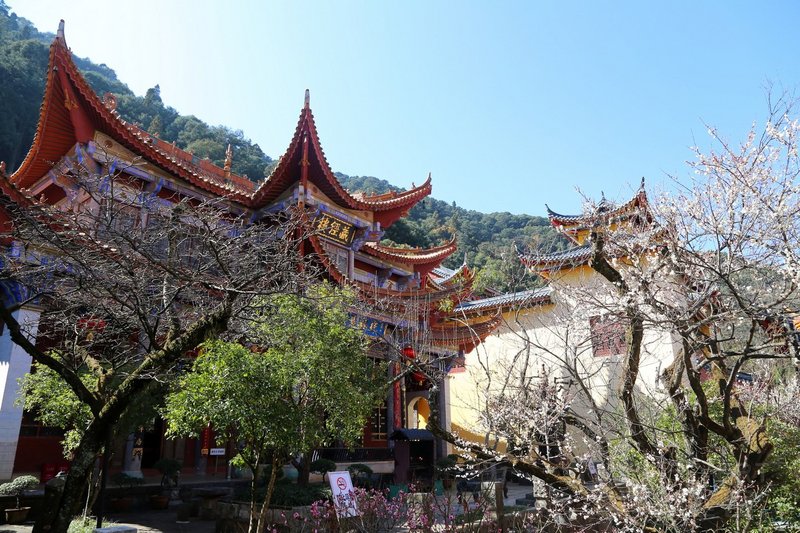 Kunming--West Mountain and Dianchi Lake Huating Temple (19).JPG