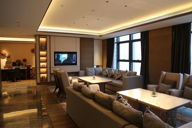 Wenzhou--Wenzhou Marriott Hotel Club Lounge (6).JPG