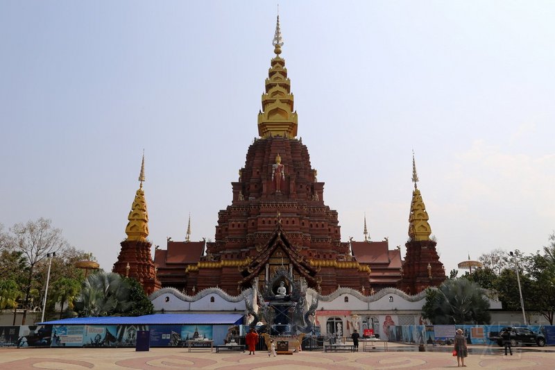 Xishuangbanna--Big Golden Pagoda and Night Market (1).JPG