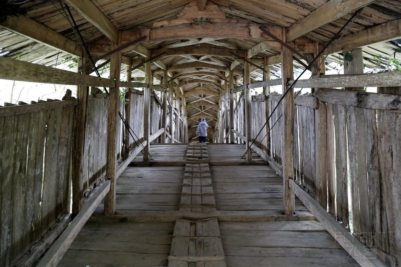 Tengchong--Gaoligong One Day Trip Old Bridge (2).JPG