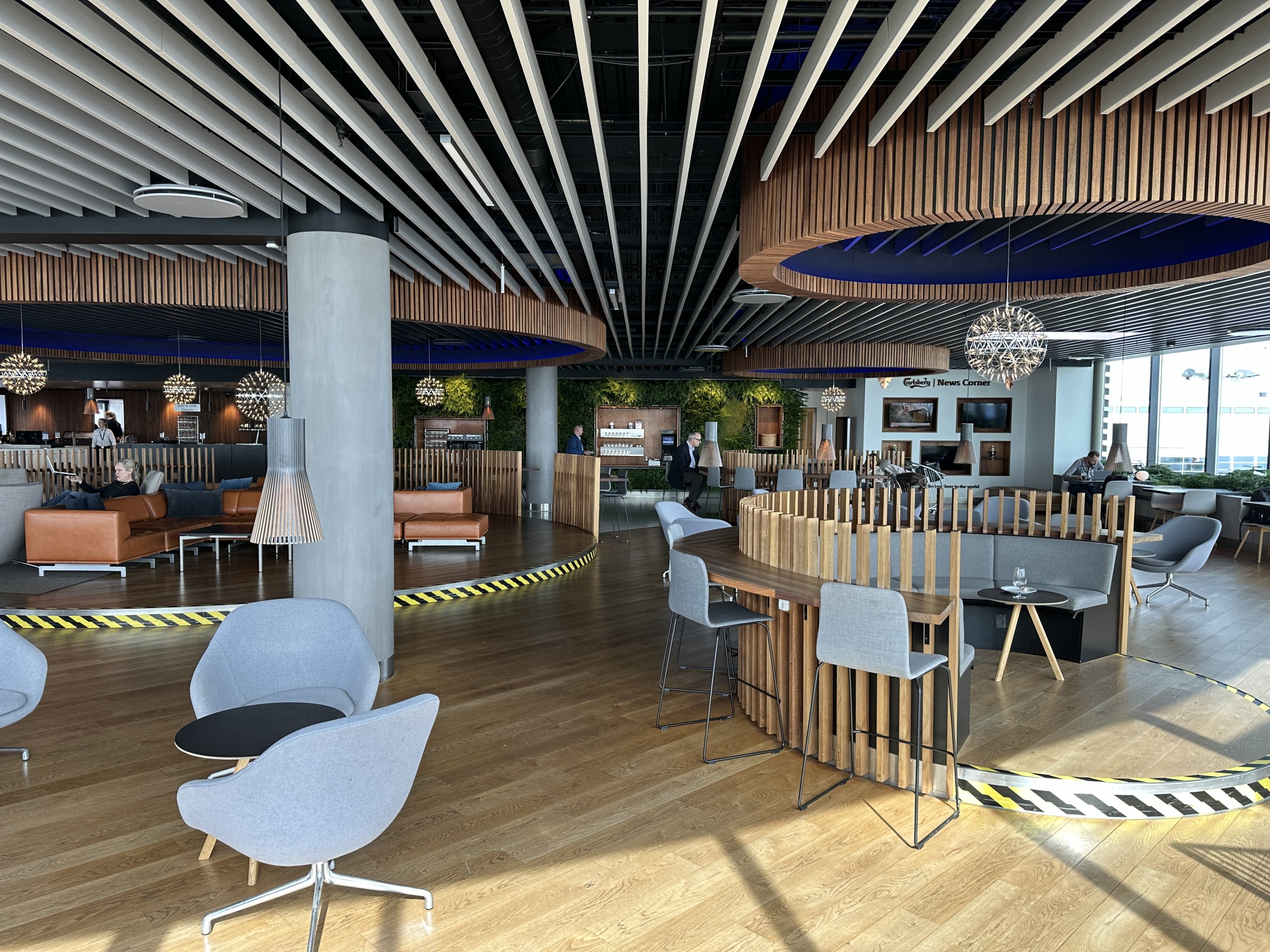 籾 25H Hotel + ˹ T2 Eventyr Lounge