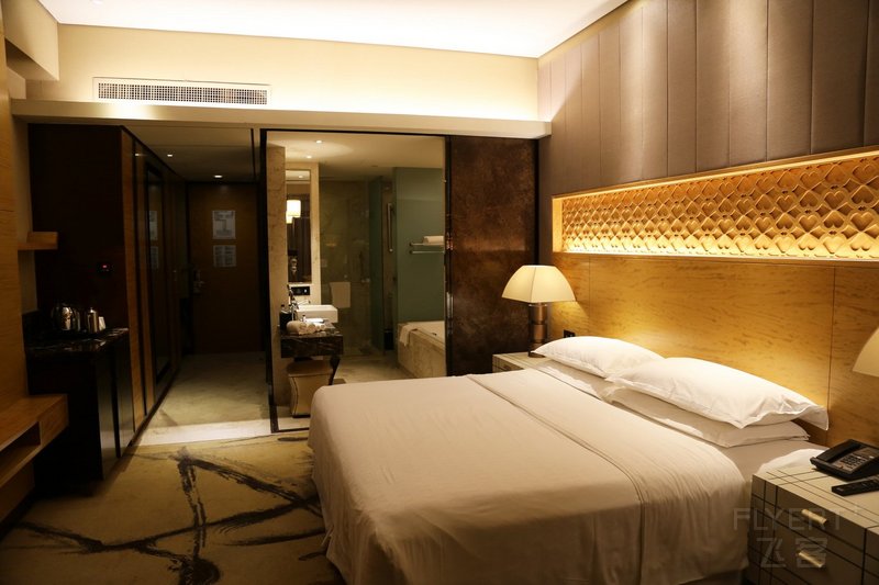 Xian--Sheraton Xian Sairui Hotel Room (4).JPG