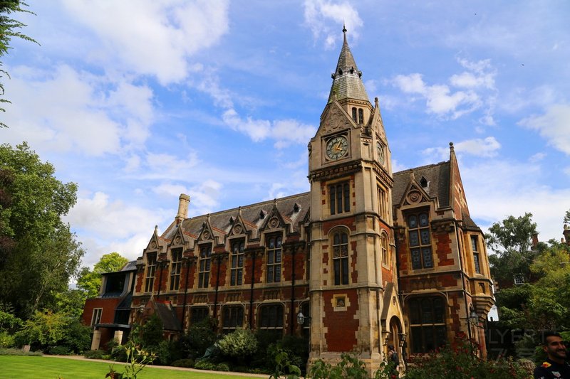 Cambridge--Pembroke College (1).JPG