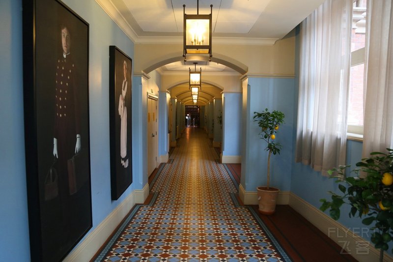 London--St Pancras Renaissance Hotel Hallway (2).JPG