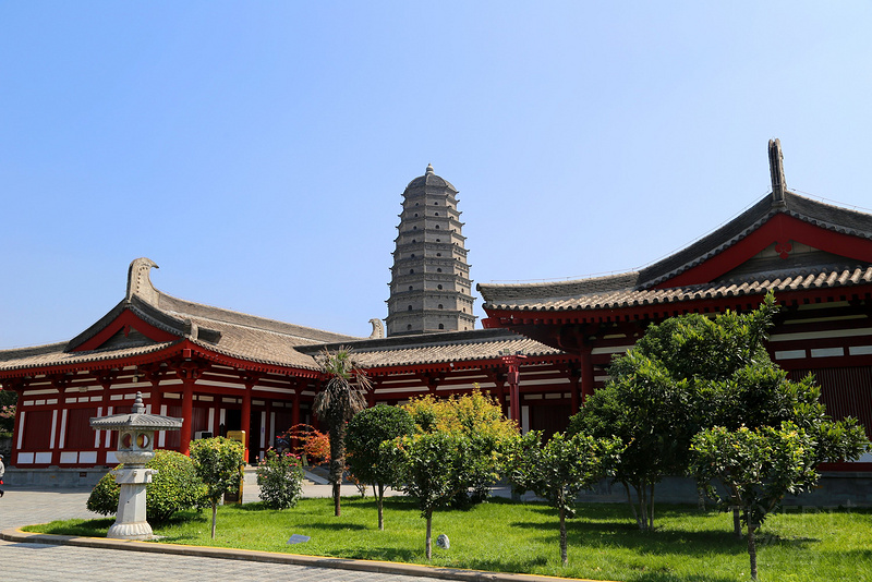 Baoji--Famen Temple (30).JPG