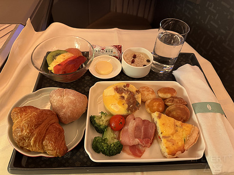 中华航空河内-台北-阿姆斯特丹商务舱