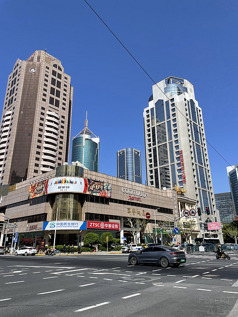 #初夏悦动旅程#上海齐鲁万怡：酒店老旧，服务在线，酒廊点赞