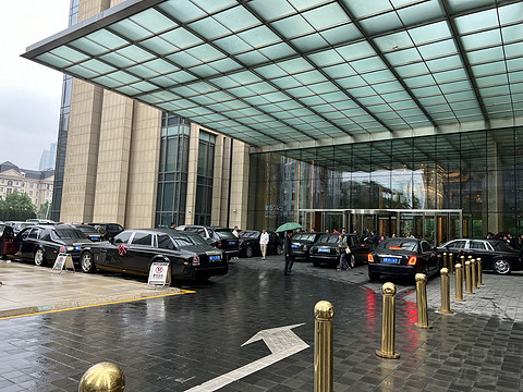 分享两周前去天津香格里拉入住体验，周末特种兵，早上自驾从北京出发时候就在下雨......