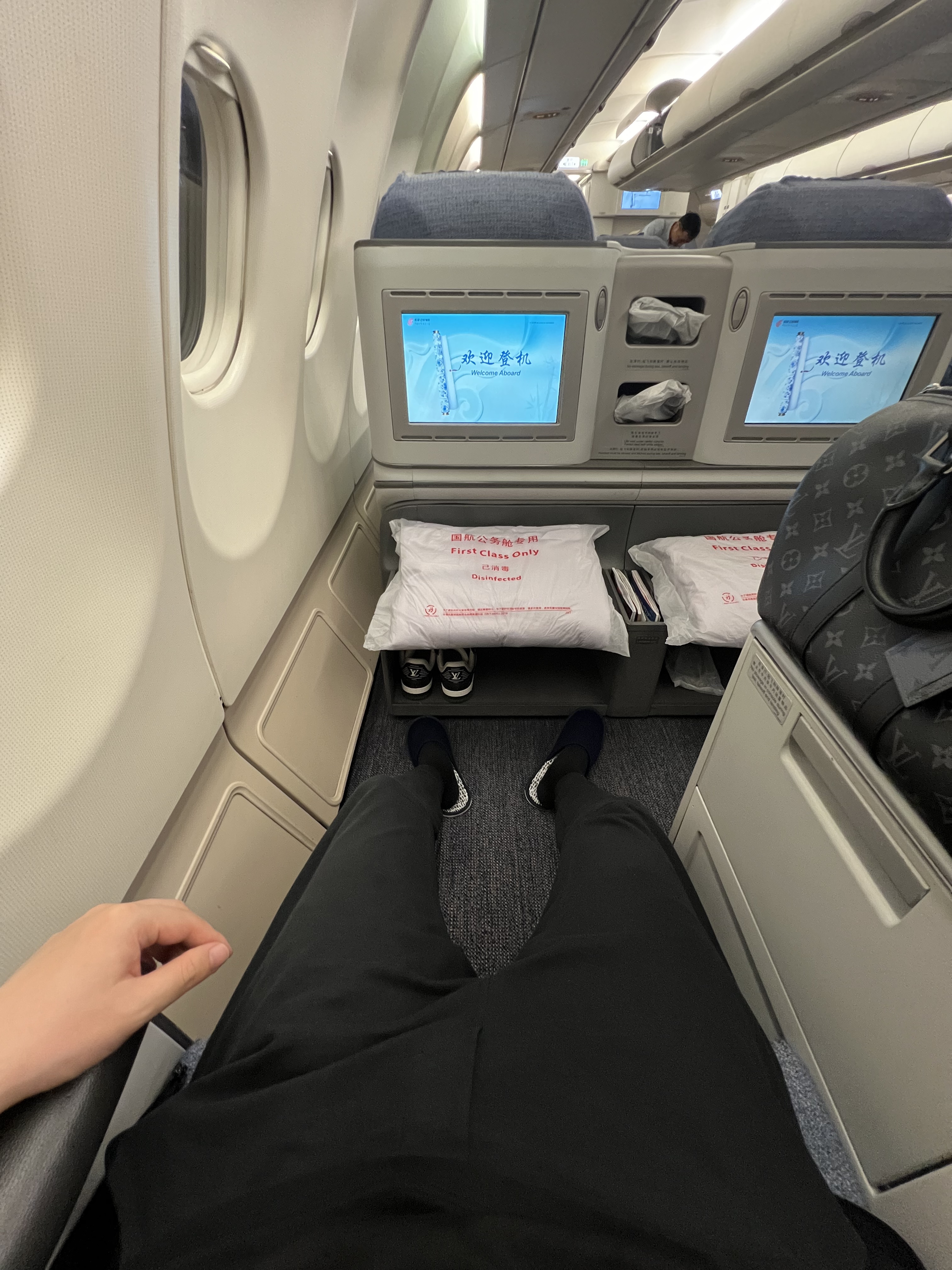 CA975 -¼ Business Class