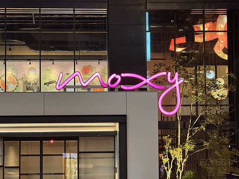 闹市斗居——大阪梅田Moxy酒店一晚