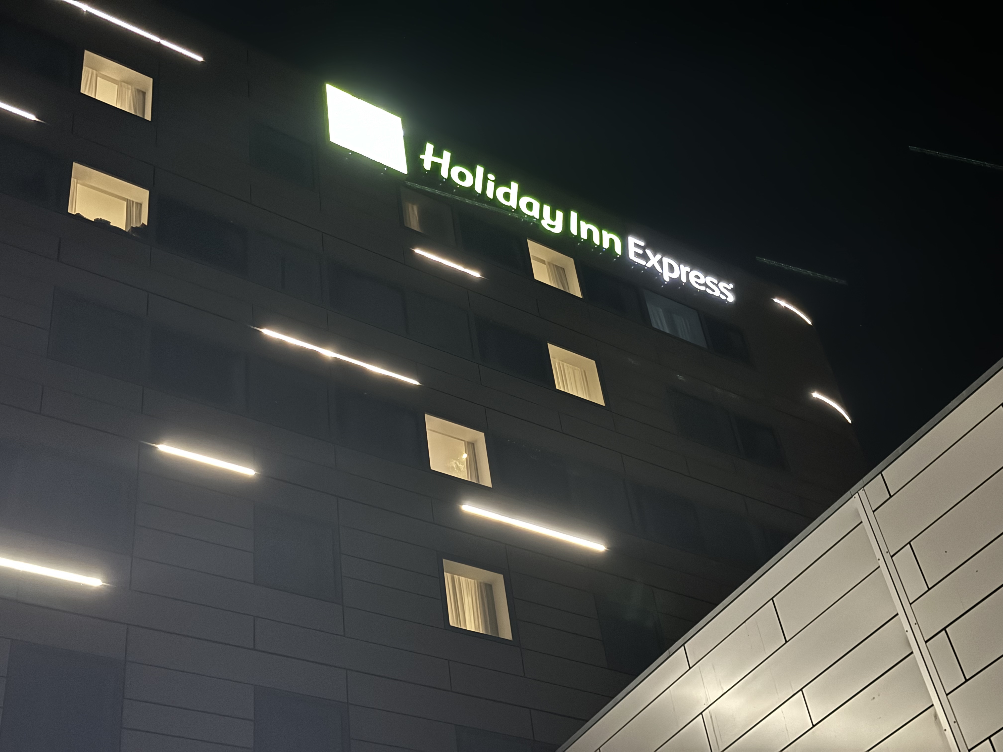 ϣ˼޹ҹԼ۱Ȳߵѡϣ˼޻ѡվƵ Holiday Inn Express Heathrow