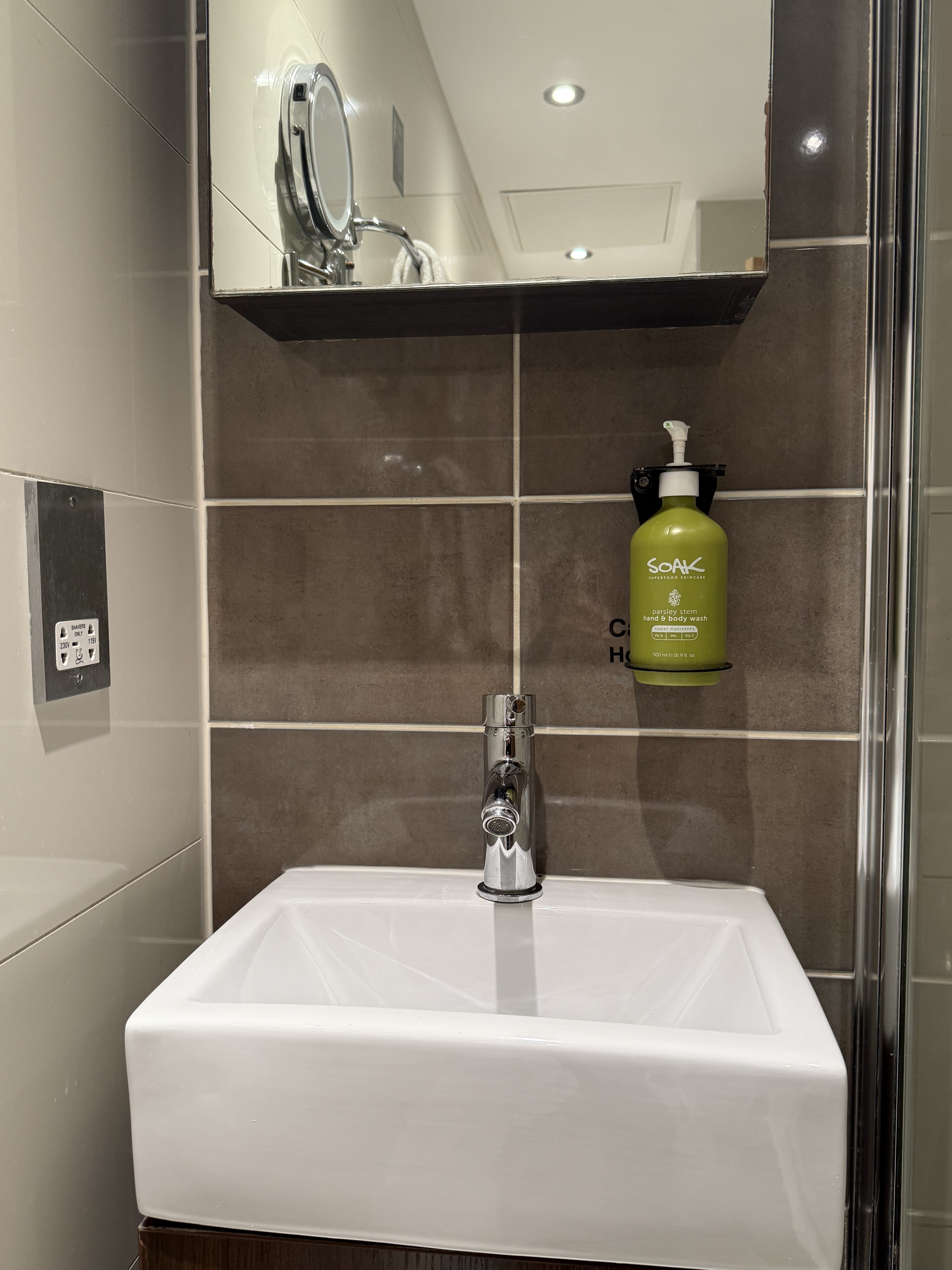 Traveling in England| 򿨿DվƵHoliday Inn Kensington London