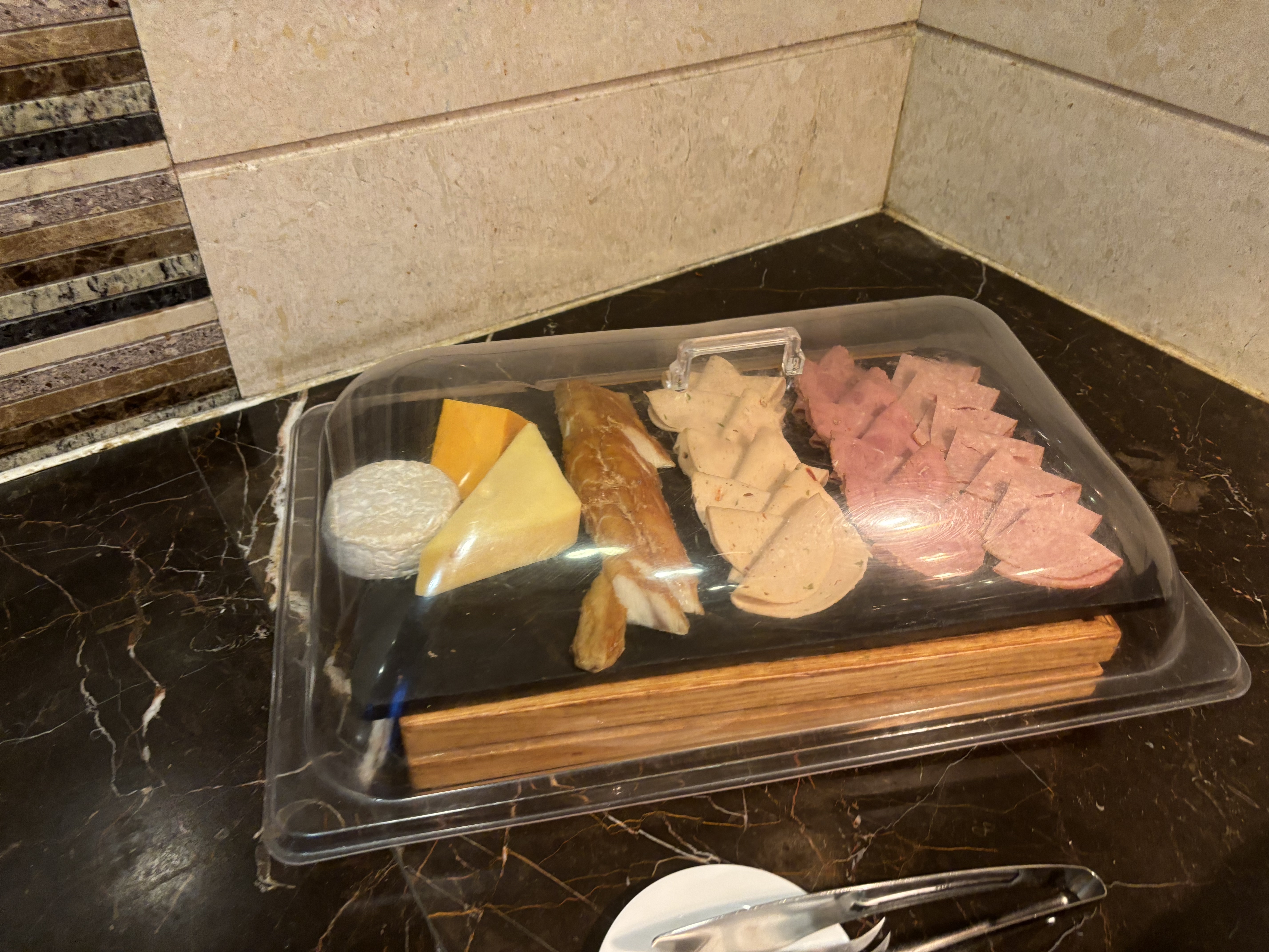 ׷