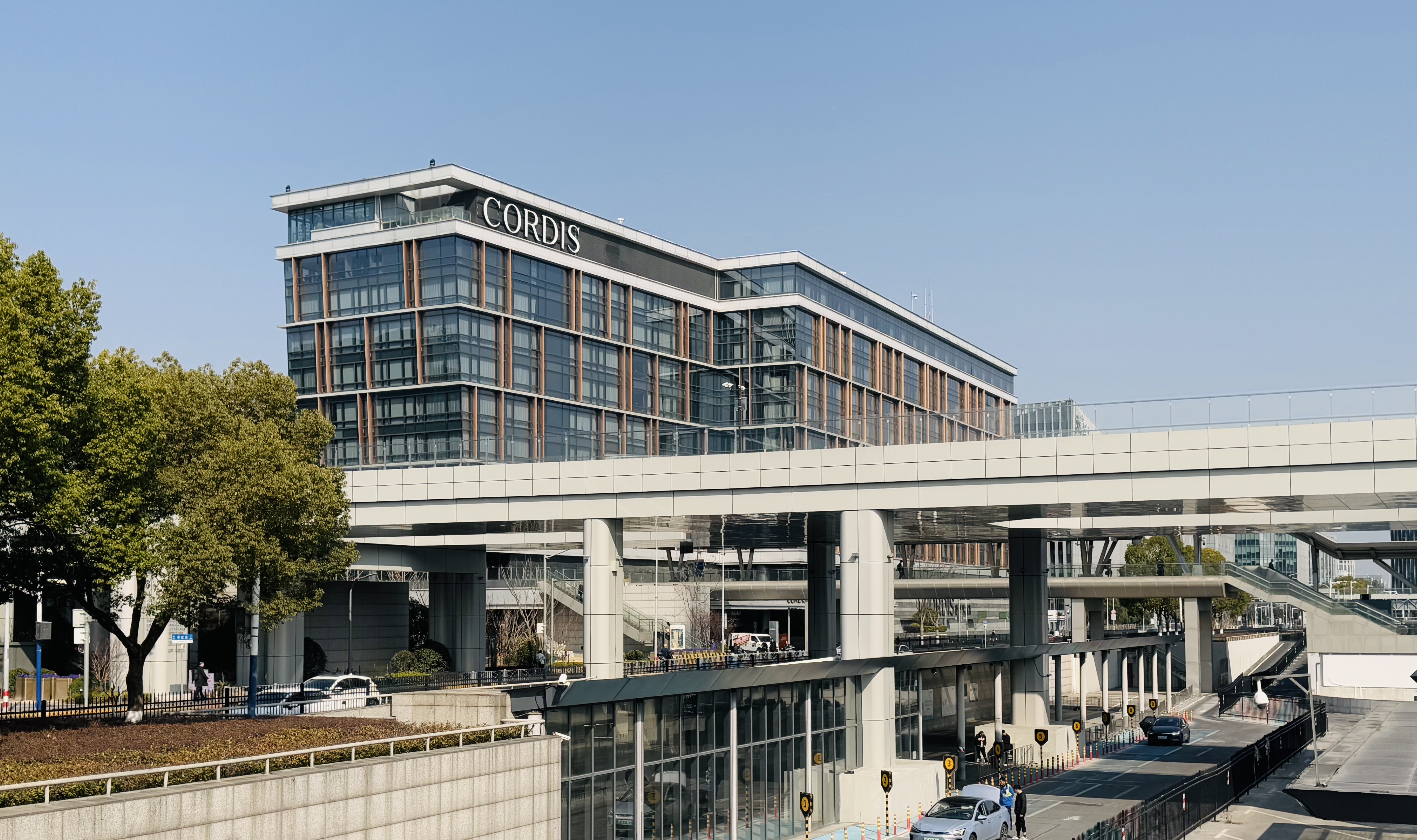 •ɺ|ϺŽ𳼻ʹڼվƵ(Crowne Plaza Shanghai Hongqiao)