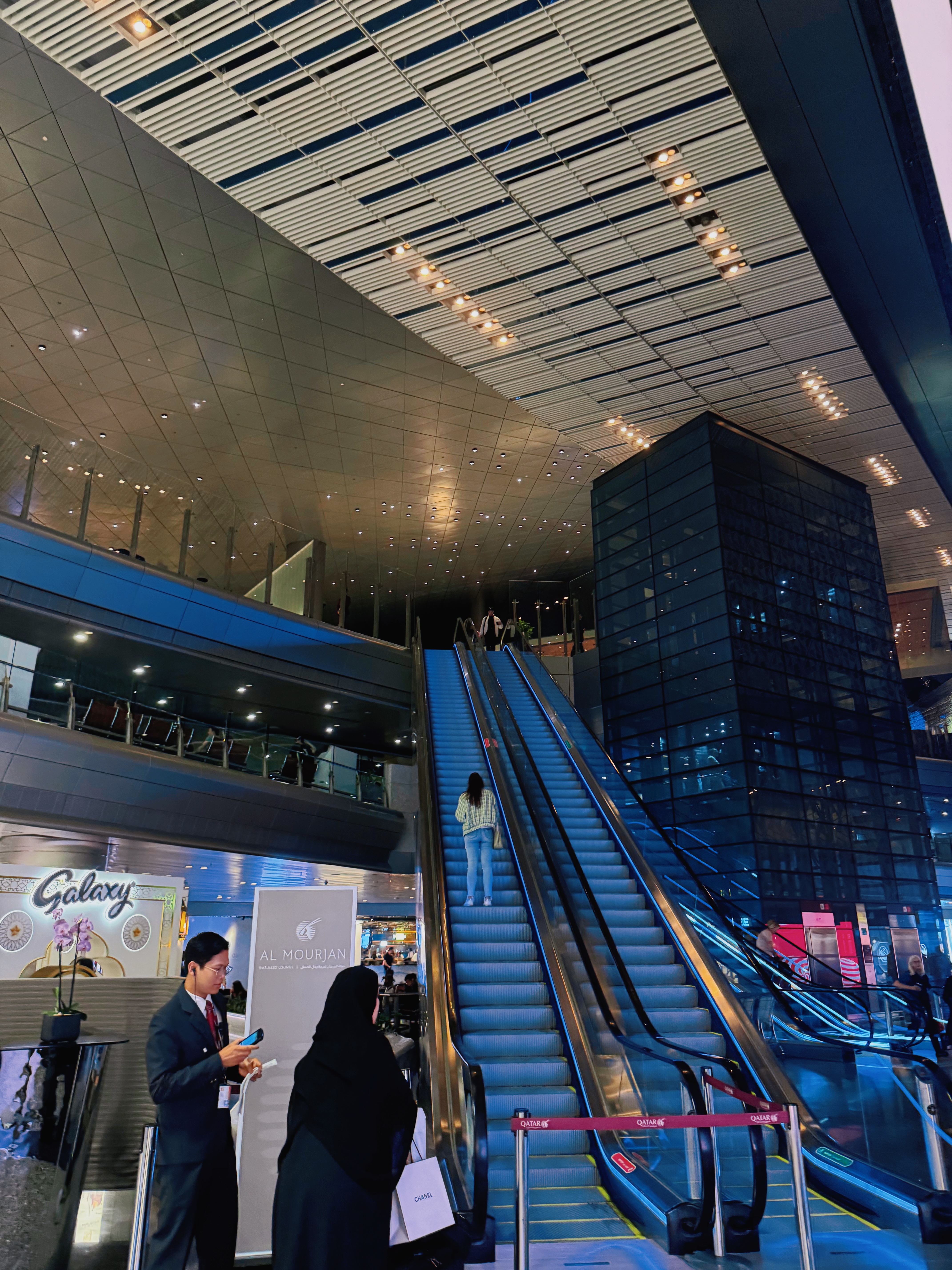 ❹Qatar Airways QR818 DOH-HKG Business