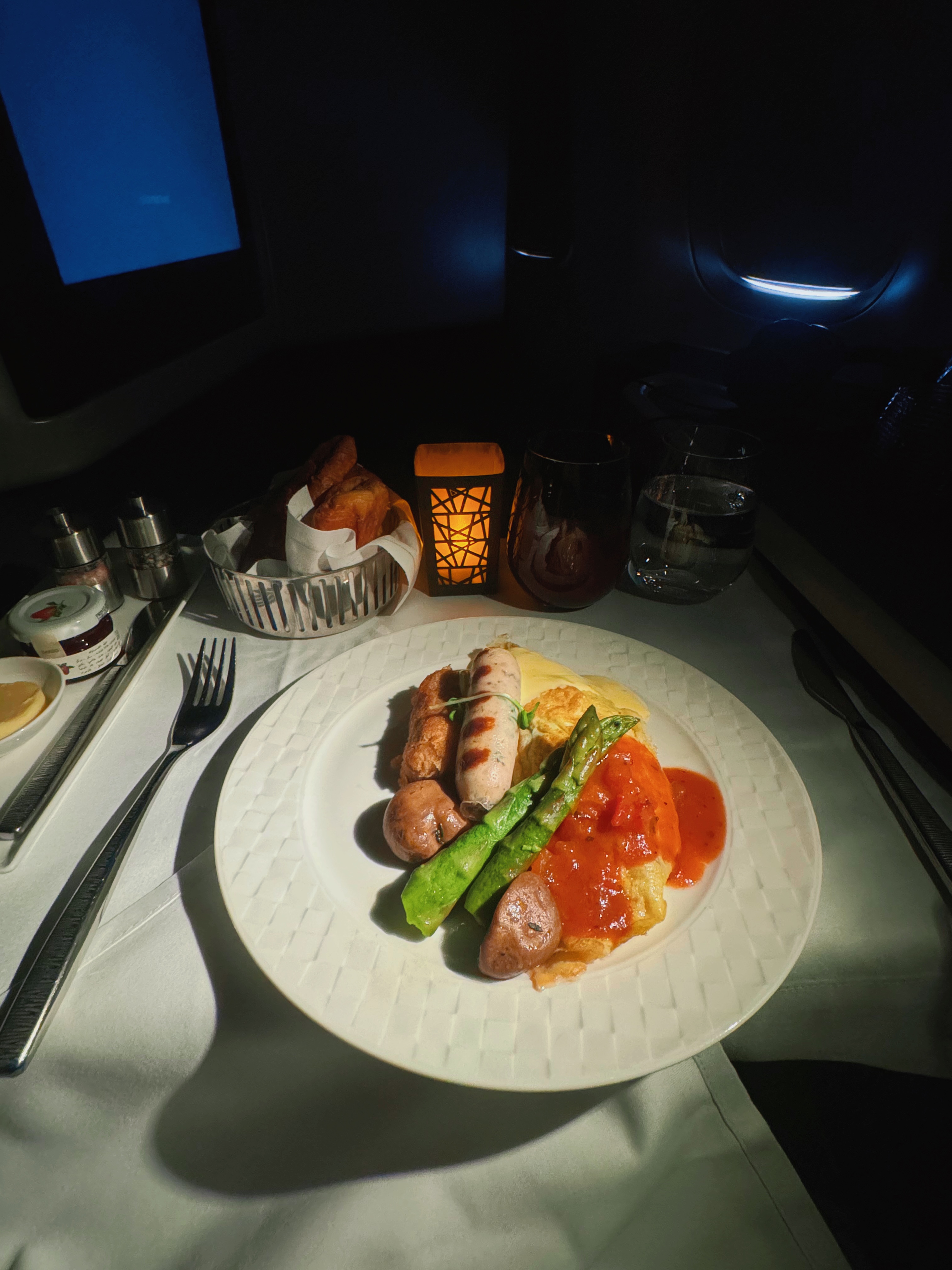 ❹Qatar Airways QR818 DOH-HKG Business