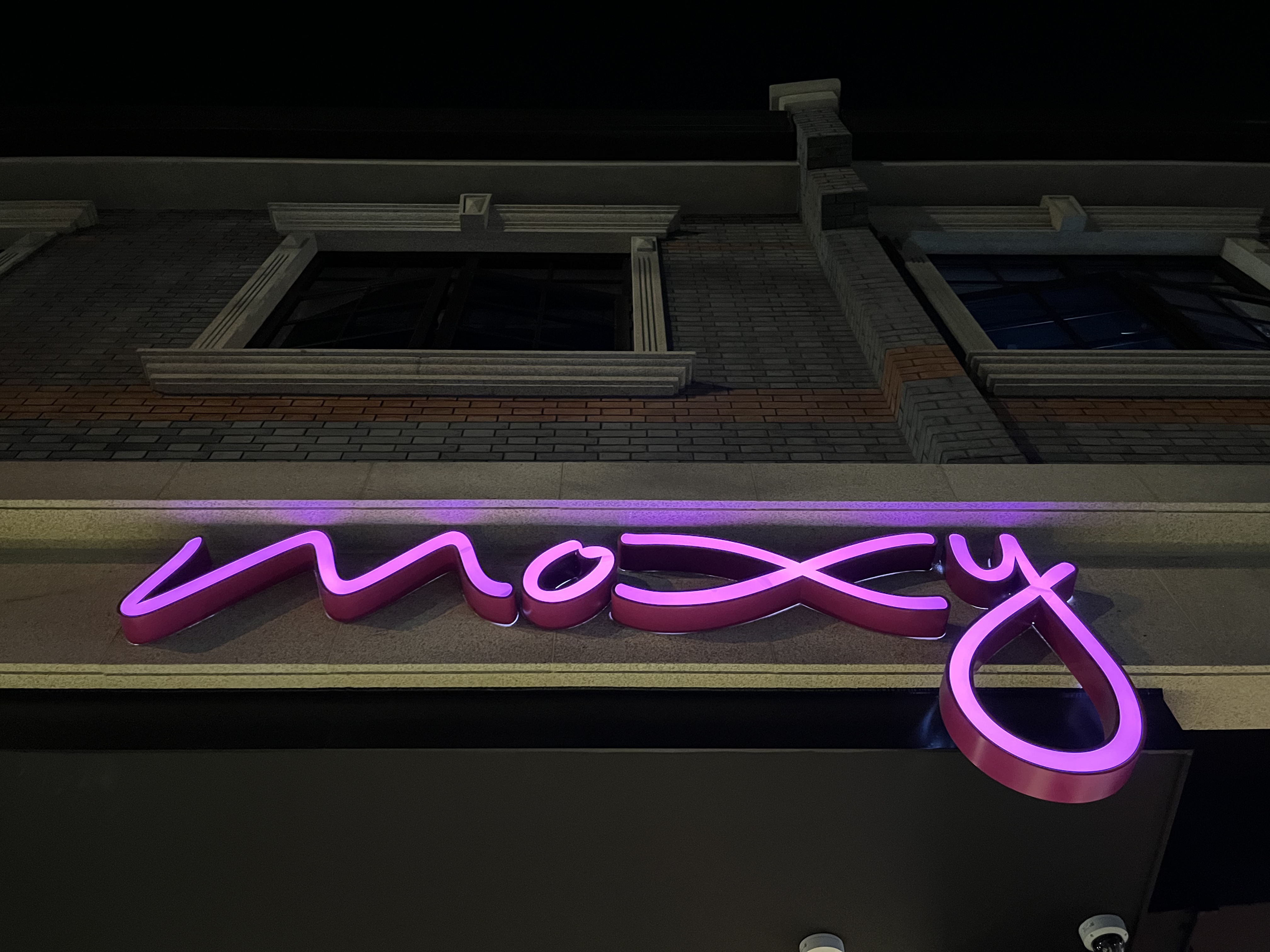 Momentsִ֮ʦ˹ĬϺֻʯMoxyƵ굥׷鱨