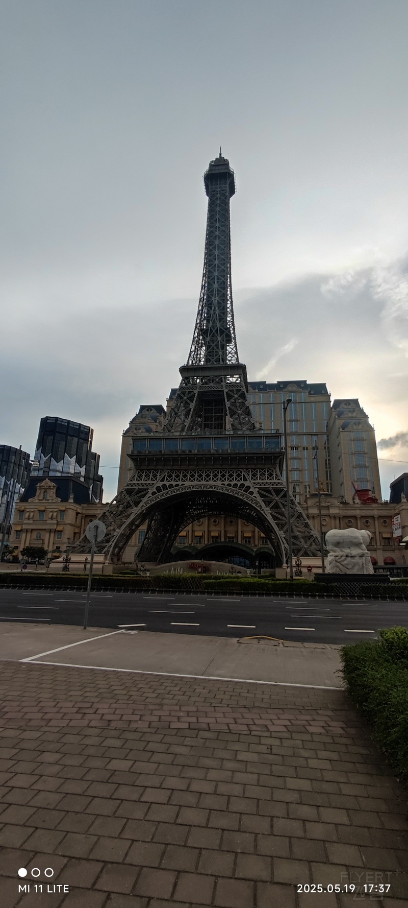 213521RCRmSTAHqHngX1y1.jpg