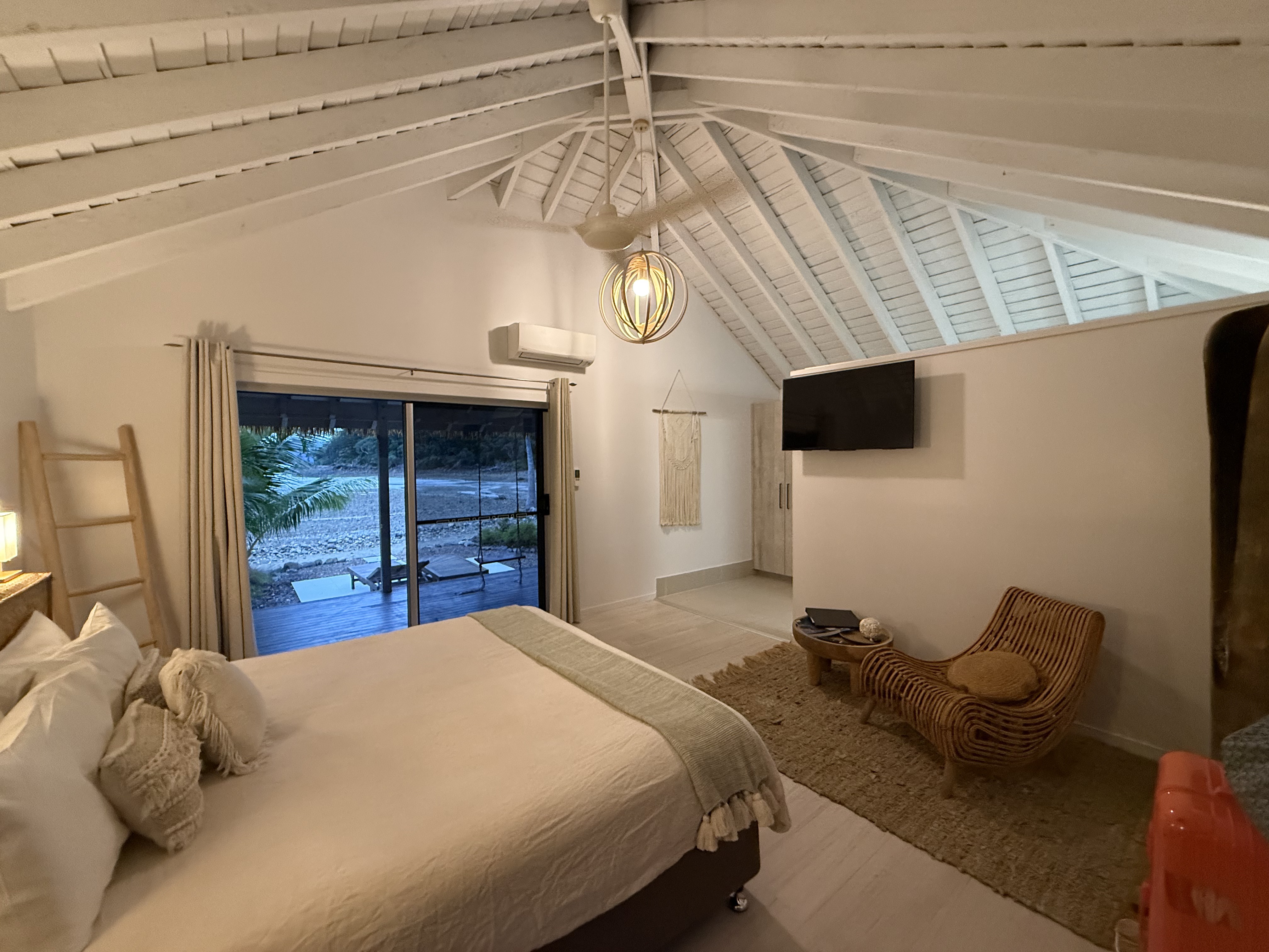 ʷ˹Ѳ - Elysian RetreatʥȺOceanfront villa w/ rainshower