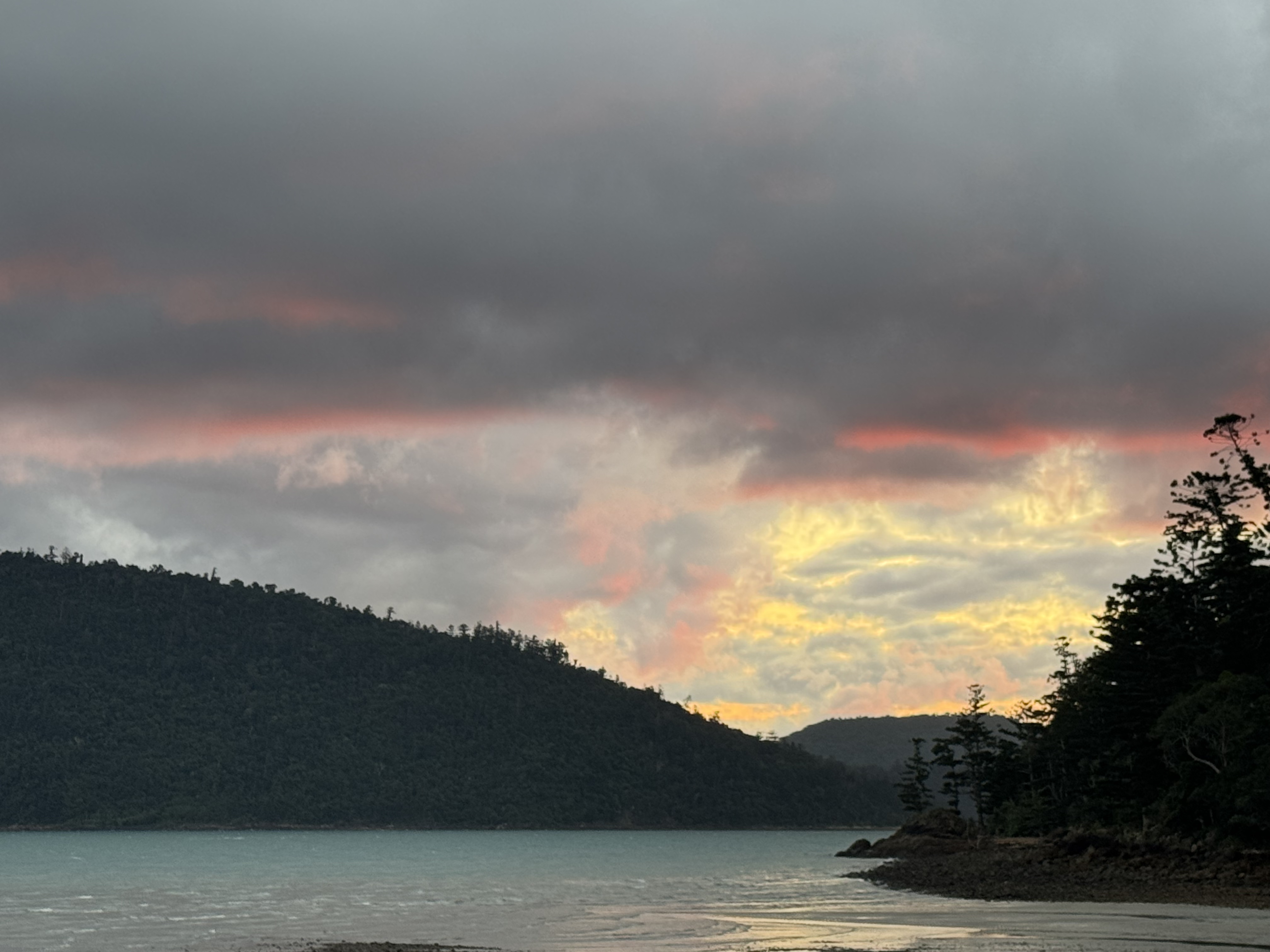 ʷ˹Ѳ - Elysian RetreatʥȺOceanfront villa w/ rainshower