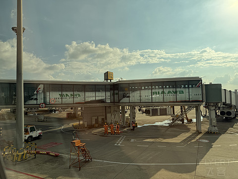 长荣 台北松山-上海虹桥 | B787-10短途商务