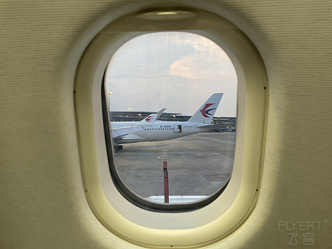 喀什星空 | 东航A330-300 超经舱位 | PVG-KHG往返 | 飞行报告