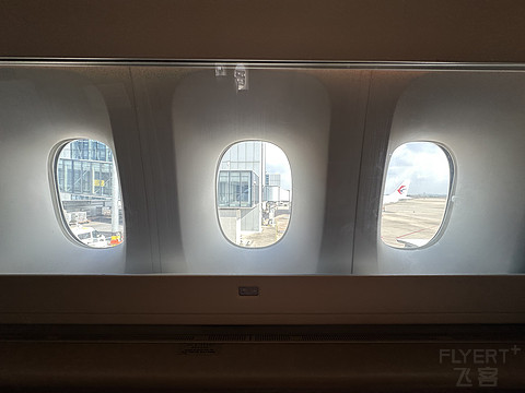 云端之上的东方头等巡礼-MU545(PVG-SIN)
