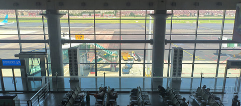77【连汉线青岛过站幸运未备降 遇熟悉乘务长和3号】MU2518经济舱报告