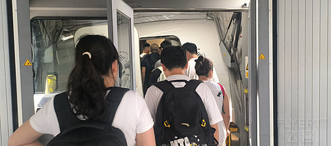 77【连汉线青岛过站幸运未备降 遇熟悉乘务长和3号】MU2518经济舱报告