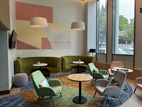 ڱ˹Ӿϣٻ԰ƵHilton Garden Inn Tibilisi Riverview߼˫