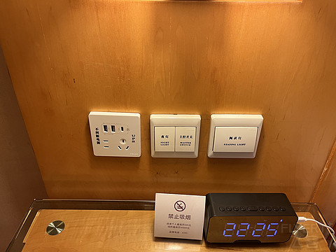 繁星一点点 —— 银星皇冠假日の两种型 电影房&Suite2623