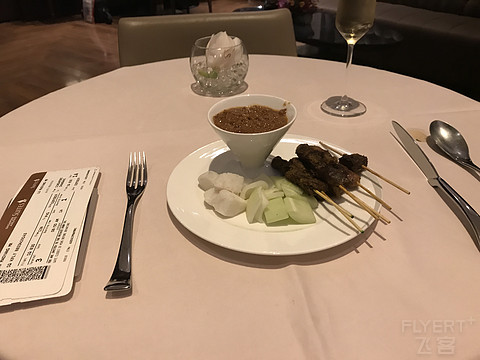 新航伴我成长新航助我旅行新航帮我救赎-新加坡航空通航中国40年快乐
