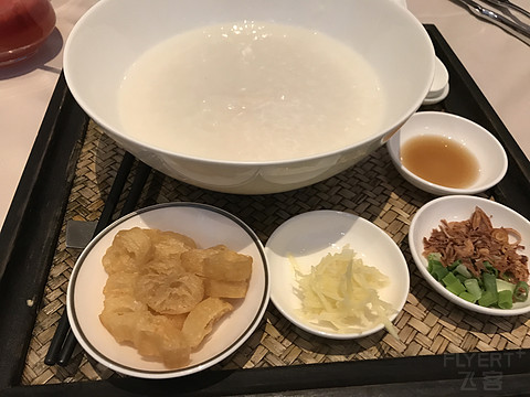 新航伴我成长新航助我旅行新航帮我救赎-新加坡航空通航中国40年快乐