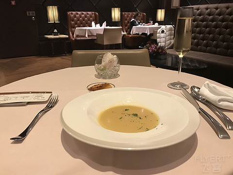新航伴我成长新航助我旅行新航帮我救赎-新加坡航空通航中国40年快乐