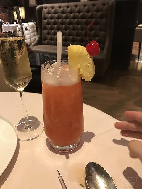 新航伴我成长新航助我旅行新航帮我救赎-新加坡航空通航中国40年快乐