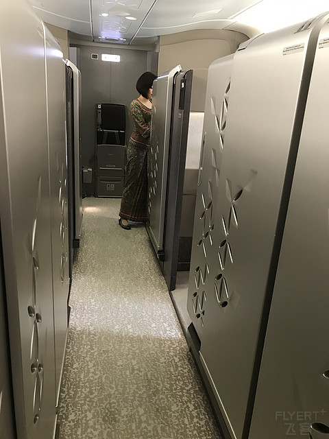 新航伴我成长新航助我旅行新航帮我救赎-新加坡航空通航中国40年快乐