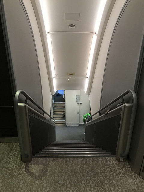 新航伴我成长新航助我旅行新航帮我救赎-新加坡航空通航中国40年快乐