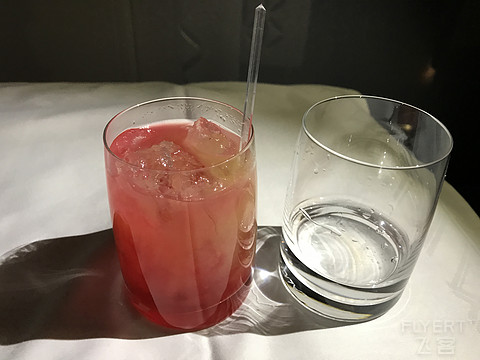 新航伴我成长新航助我旅行新航帮我救赎-新加坡航空通航中国40年快乐