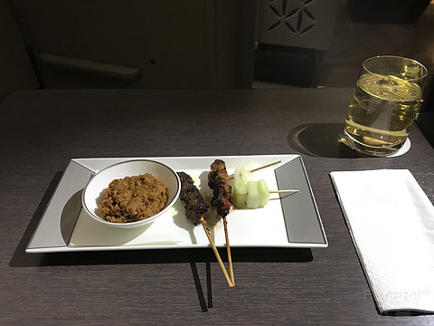 新航伴我成长新航助我旅行新航帮我救赎-新加坡航空通航中国40年快乐
