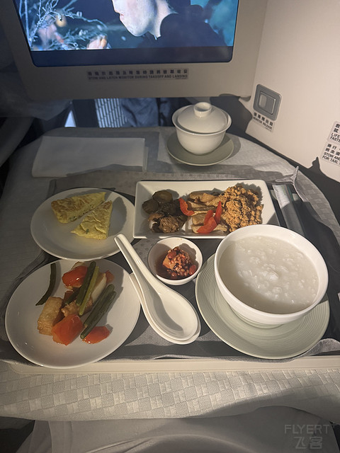 长荣航空 | 比北美航司好太多的台式服务 BR009 YVR-TPE 皇玺桂冠舱